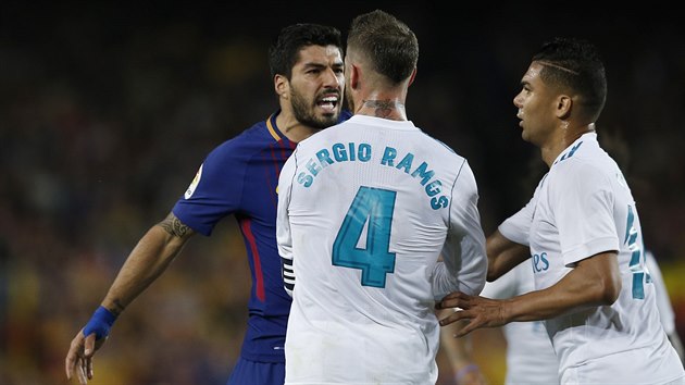 Luis Surez z Barcelony (vlevo) v konfliktu se Sergiem Ramosem z Realu Madrid.