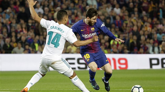 Lionel Messi z Barcelony se sna�� obej�t br�n�c�ho Casemira z Realu Madrid.