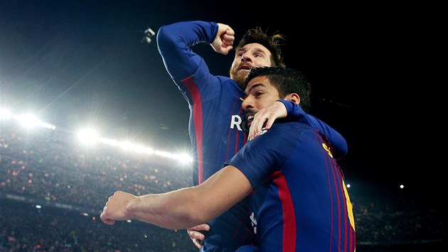 Lionel Messi slav� s Luisem Su�rezem branku do s�t� Realu Madrid.