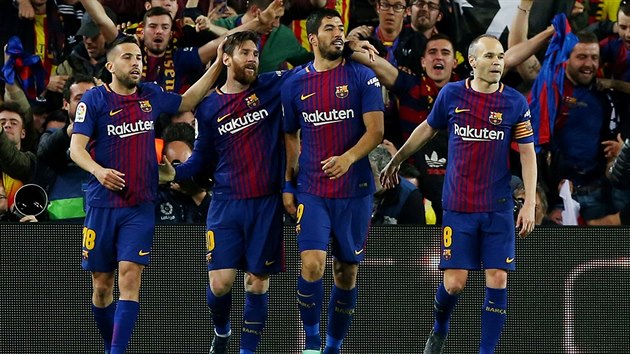 Hr��i Barcelony se raduj� z branky do s�t� Realu Madrid.