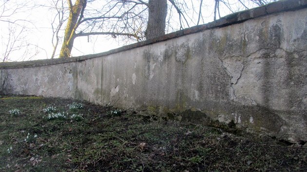 Na tomto nyní prázdném místě se zřejmě stále nachází společný hrob sovětských vojáků.
