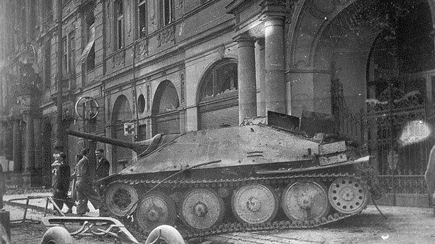 Německý stíhač tanků Hetzer zničený povstalci 8. května 1945 na Staroměstském náměstí. V budově za zničeným obrněncem dnes sídlí Ministerstvo pro místní rozvoj.