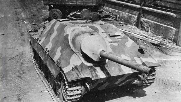 Nmeck stha tank Hetzer vyfotografovan v kvtnu 1945 v arelu plzesk kodovky