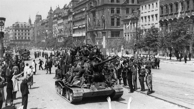 Tank T-34/85 neznámé sovětské jednotky v květnu 1945 na Václavském náměstí. Za pozornost stojí chybějící třetí pojezdové kolo na pravé straně tanku.
