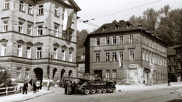 Tank T-34/85, věžové číslo 1-24, který byl zasažen 9. 5. 1945 na Klárově stíhačem tanků Hetzer, velitel tanku poručík Ivan Grigorijevič Gončarenko zahynul. Budova vlevo stojí dodnes, je to dům U Verdugů (adresa Pod Bruskou 147/3).