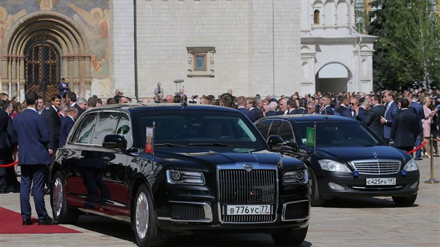Vladimir Putin, který se stal počtvrté ruským prezidentem, přijel na inauguraci v moskevském Kremlu novou ruskou limuzínou postavenou v rámci projektu Kortež.