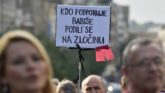 Demonstrace aktivistick skupiny AUVA (Andrejovy tenky vrtme Andrejovi) na Vclavskm nmst (9. kvtna 2018).