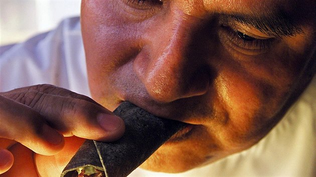 Kobylky pro mistra. Pochoutku s kobylkami taco de chapulines si dopřává známý šéfkuchař Florentino Azpetia.