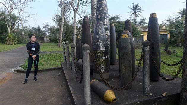 Názorná ukázka bomb, které během války shazovali Američané v okolí vesnice Vinh Moc.