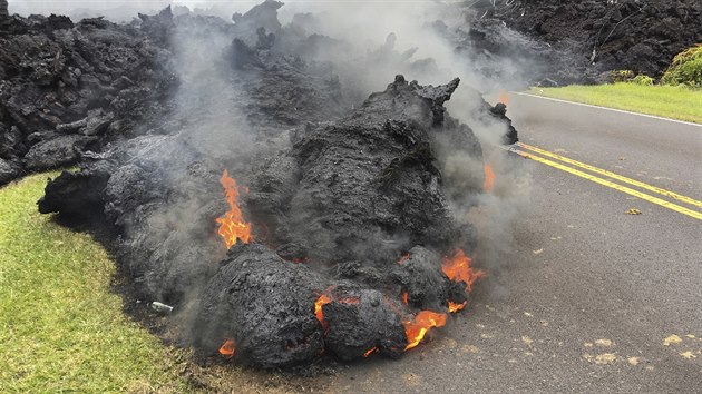 Láva ze sopky Kilauea na Havaji už zničila nejméně šestadvacet domů. Erupce dosahují do výšky více než 60 metrů a mají pokračovat (5. května 2018)