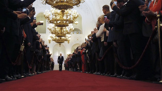 Vladimir Putin se stal potvrt ruskm prezidentem. V Kremlu sloil prezidentskou psahu. Nynj mandt mu skon v roce 2024. fem nov vldy bude znovu Dmitrij Medvedv (7. kvtna 2018)