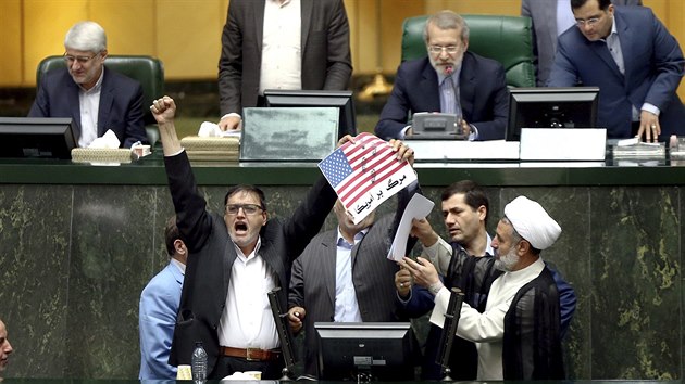 Íránští poslanci v reakci na úterní rozhodnutí amerického prezidenta Donalda Trumpa vypovědět jadernou dohodu s Íránem spálili papírovou vlajku Spojených států (9. května 2018).