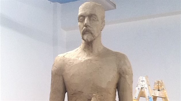 Podoba budouc sochy Masaryka, kter vznikla v ateliru. Na podstavci bude obleen ve svm typickm prezidentskm obleku.