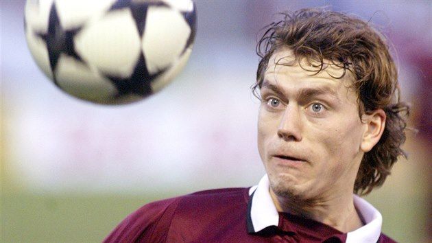 Sparansk fotbalista Pavel Pergl v utkn proti prask Slavii. (15. bezna 2004)