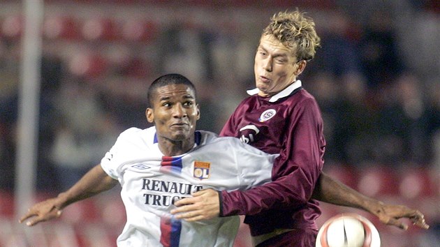 Sparansk fotbalista Pavel Pergl (vpravo) v utkn Ligy mistr proti francouzskmu Lyonu. (29. z 2004)
