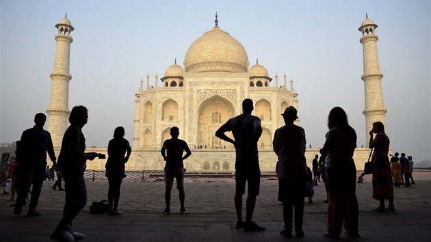 Hmyzí trus a znečištěný vzduch zabarvily původně bílou hrobku Tádž Mahal v indické Ágře (snímek je z března 2018).