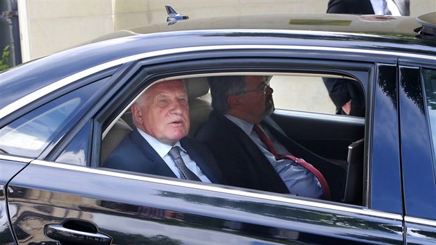 Václav Klaus a Jiří Weigl odjíždějí ze slavnostní  recepce, kterou uspořádala ambasáda Ruské federace ke Dni vítězství. (9. května 2018)