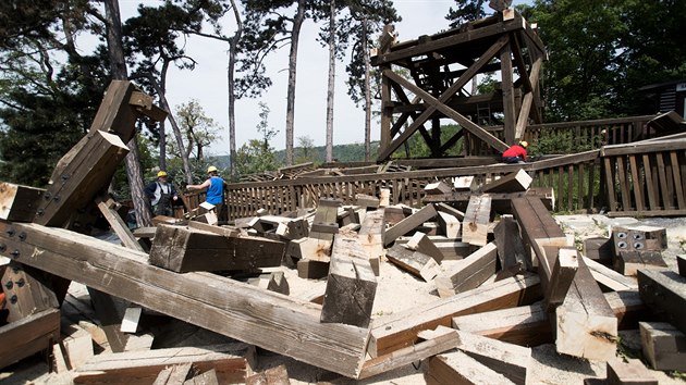 Rozhledna v zoologick� zahrad� je po dev�ti letech t�m�� rozebr�na. Napadla ji toti� houba a d�evo u� nejde opravit.