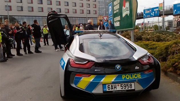 Policie testuje hybridní vz BMW i8 v Plzeském kraji