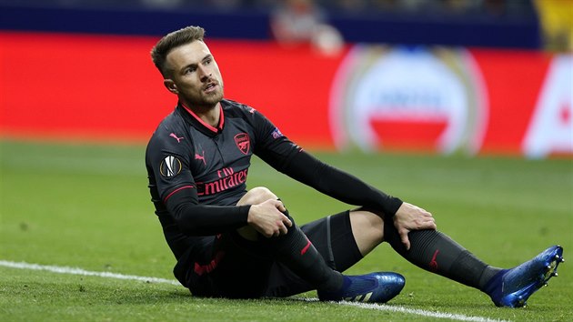 Záložník Arsenalu Aaron Ramsey po neproměněné šanci v utkání semifinále Evropské ligy s Atlétikem Madrid.