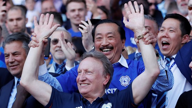 Majitel fotbalovho Cardiffu Vincent Tan a spn trenr Neil Warnock.