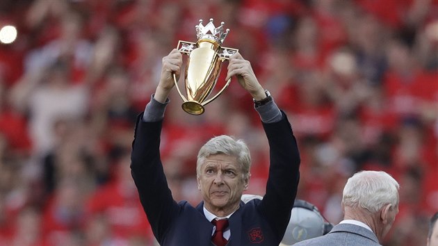 Arséne Wenger se zlatou trofejí, kterou Arsenal od vedení anglické ligy dostal za památnou sezonu bez porážky.