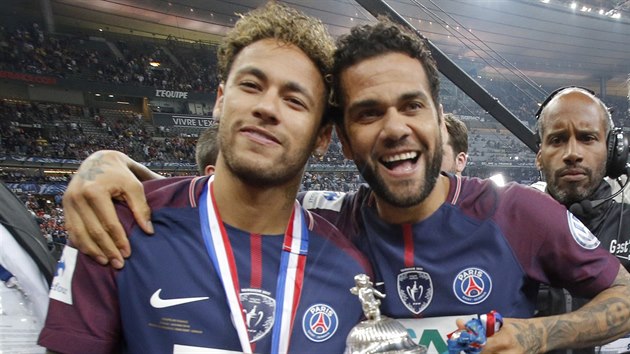 Brazilci Neymar a Dani Alves s trofejí pro vítěze francouzského poháru.