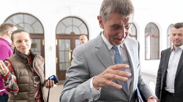 Andrej Babi� p�ich�z� na jedn�n� s ��fem �SSD Janem Ham��kem a komunistou Vojt�chem Filipem (7. kv�tna 2018).