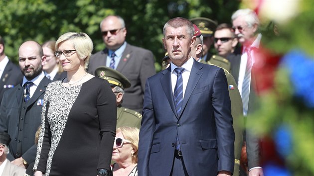 Zástupci odstupující vlády premiér Andrej Babiš a ministryně obrany Karla Šlechtová na Vítkově (8. května 2018).