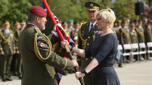 Ministryně obrany Karla Šlechtová a nový náčelník generálního štábu Aleš Opata při slavnostním nástupu příslušníků armády (2. května 2018)