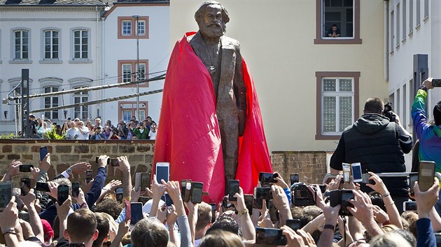 Socha Karla Marxe v n�meckém Trieru