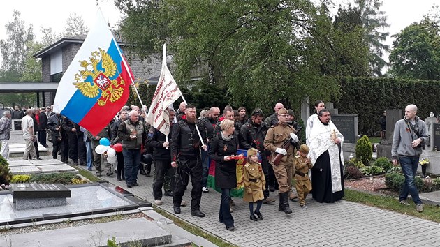 Skupina Nonch vlk na frdeckm hbitov. (4. kvtna 2018)