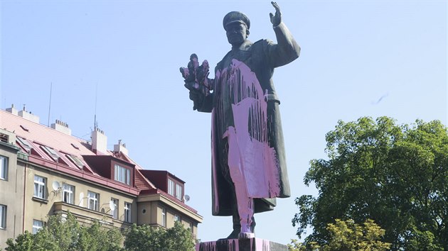 Pomník maršála Koněva se stal znovu terčem vandalů. Stejně jako před několika lety ho polili růžovou barvou. (8. května 2018)