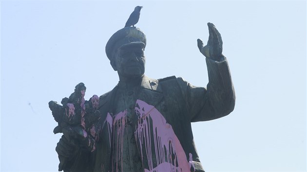 Pomník maršála Koněva se stal znovu terčem vandalů. Stejně jako před několika lety ho polili růžovou barvou. (8. května 2018)