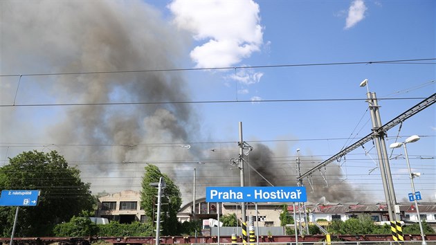Hasiči likvidují rozsáhlý požár v Hostivaři. (8. 5. 2018)