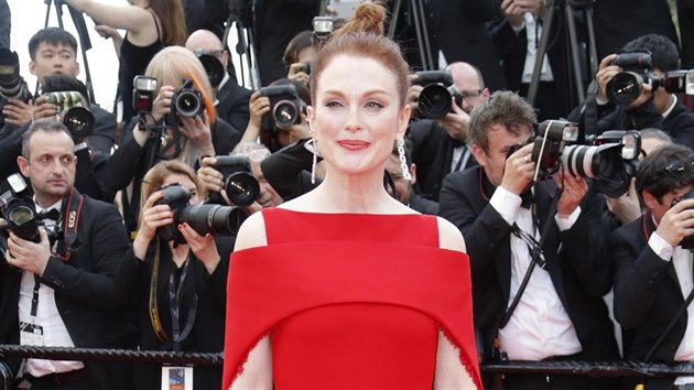 Elegantn a svdn Julianne Moore si na zahajovac ceremonil oblkla minimalisticky ladnou rudou rbu z dlny mdnho domu Givenchy.