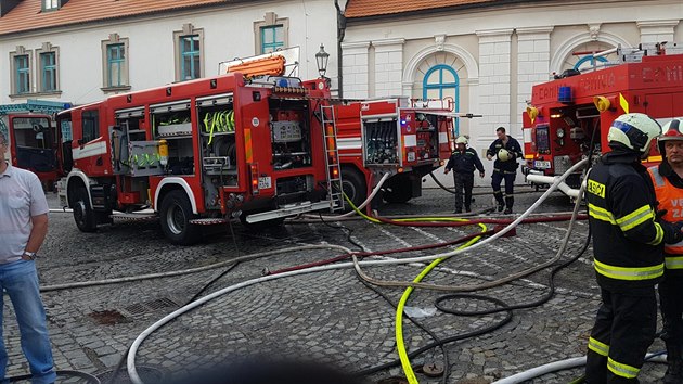 Por klny a dom v historickm centru eskho Krumlova. (2. kvtna 2018)