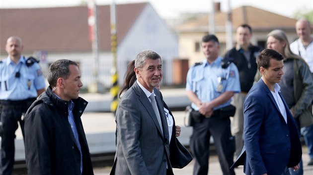 Premi�r Andrej Babi� dorazil spolu s dal��mi �leny vl�dy v demisi do Brna. �e�il zde mimo jin� budoucnost n�dra��.