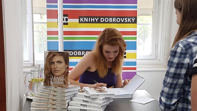 Biatlonistka Gabriela Koukalová v brněnském knihkupectví podepisovala svou autobiografii Jiná.