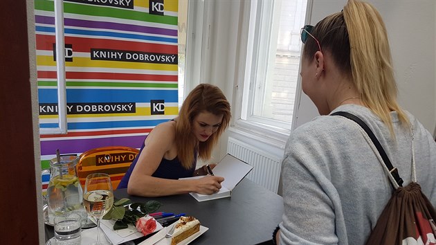 Biatlonistka Gabriela Koukalová v brněnském knihkupectví podepisovala svou autobiografii Jiná.