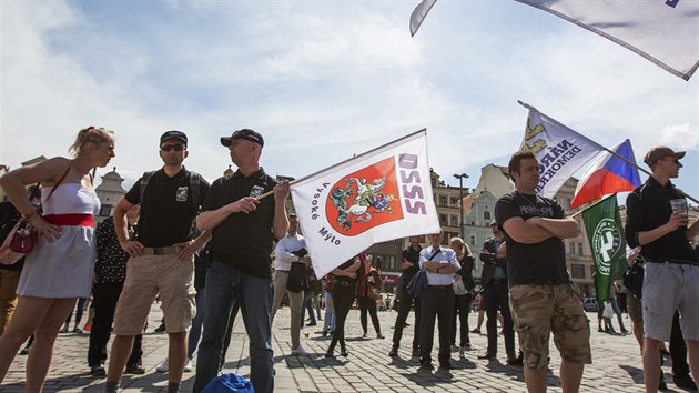 Na plzeskm nmst Republiky uspodaly  Dlnick strana sociln spravedlnosti (DSSS), obansk sdruen Dlnick mlde (DM) a pravicov protiislmsk hnut Blok proti islamizaci (BPi) prvomjovou demonstraci (1. kvtna 2018).