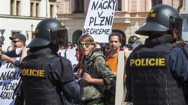 Na plzeskm nmst Republiky uspodaly Dlnick strana sociln spravedlnosti (DSSS), obansk sdruen Dlnick mlde (DM) a pravicov protiislmsk hnut Blok proti islamizaci (BPi) prvomjovou demonstraci (1. kvtna 2018).