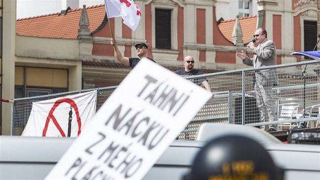 Na plzeskm nmst Republiky uspodaly Dlnick strana sociln spravedlnosti (DSSS), obansk sdruen Dlnick mlde (DM) a pravicov protiislmsk hnut Blok proti islamizaci (BPi) prvomjovou demonstraci (1. kvtna 2018).