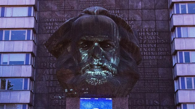 Video instalace osvětluje pomník Karla Marxe v německé Saské Kamenici (3. května 2018).