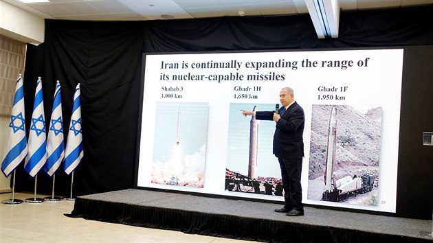 Izraelsk premir Benjamin Netanjahu v pondl v mimodnm televiznm projevu obvinil Tehern, e po podepsn jadern dohody v roce 2015 lhal a nadle rozioval sv schopnosti v oblasti vvoje jadernch zbran. (1. kvtna 2018)