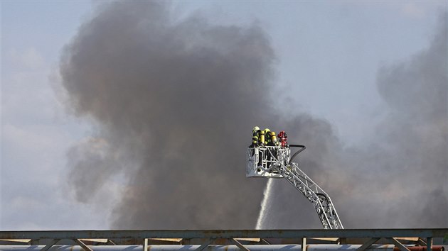 Hasiči v pražské Hostivaři v ulici U Továren likvidují rozsáhlý požár haly. (8. května 2018)