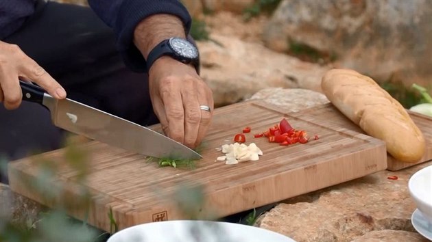 Krom krevet potebujete jen olivov olej, esnek, kousek chilli papriky a sntku erstvho fenyklu,