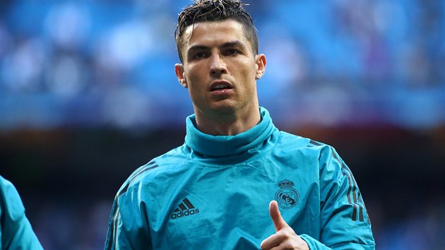 Cristiano Ronaldo z Realu Madrid při rozcvičení na semifinálovou odvetu Ligy mistrů proti Bayernu.