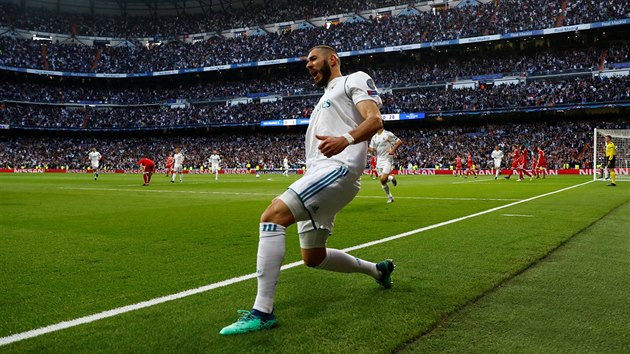 Karim Benzema z Realu Madrid slav gl v semifinlov odvet Ligy mistr proti Bayernu.