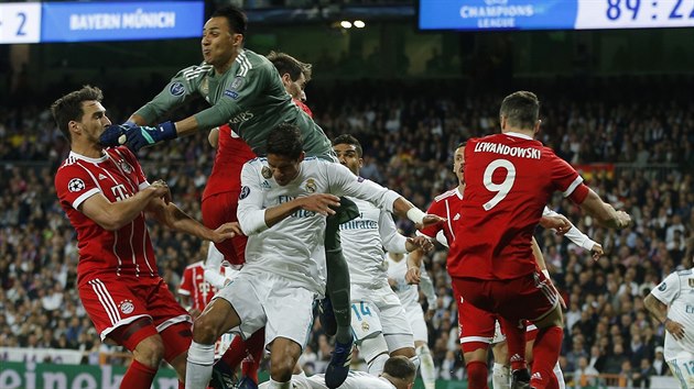 Brank Keylor Navas z Realu Madrid zasahuje v semifinlov odvet Ligy mistr proti Bayernu.